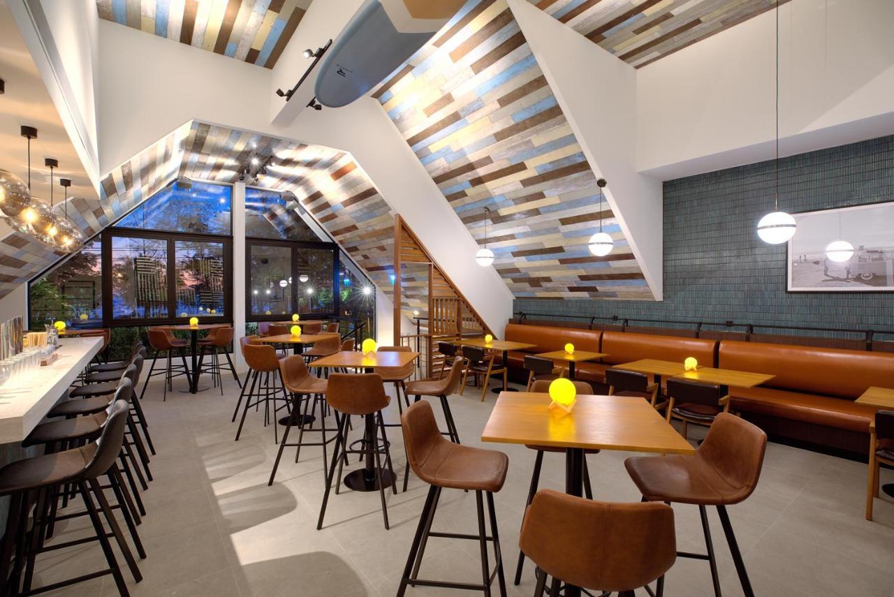 Outrigger Surin Beach Resort - Sha Extra Plus Bagian luar foto Interior of a Shake Shack restaurant