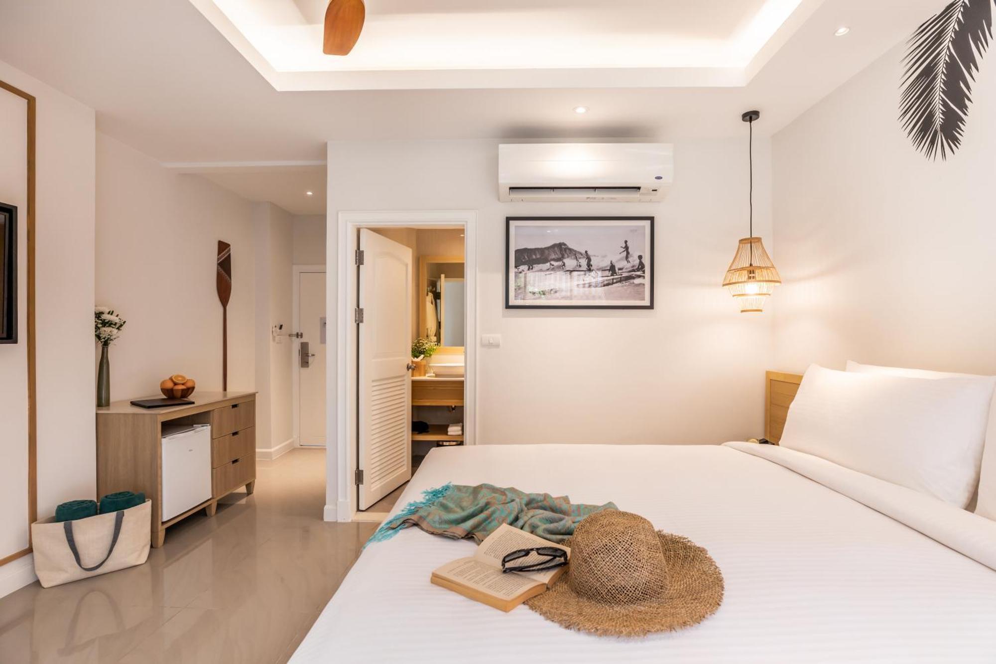Outrigger Surin Beach Resort - Sha Extra Plus Ruang foto Deluxe Room