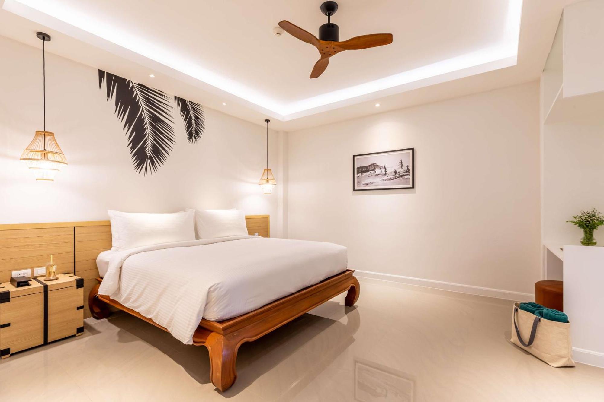 Outrigger Surin Beach Resort - Sha Extra Plus Bagian luar foto A bedroom at the hotel