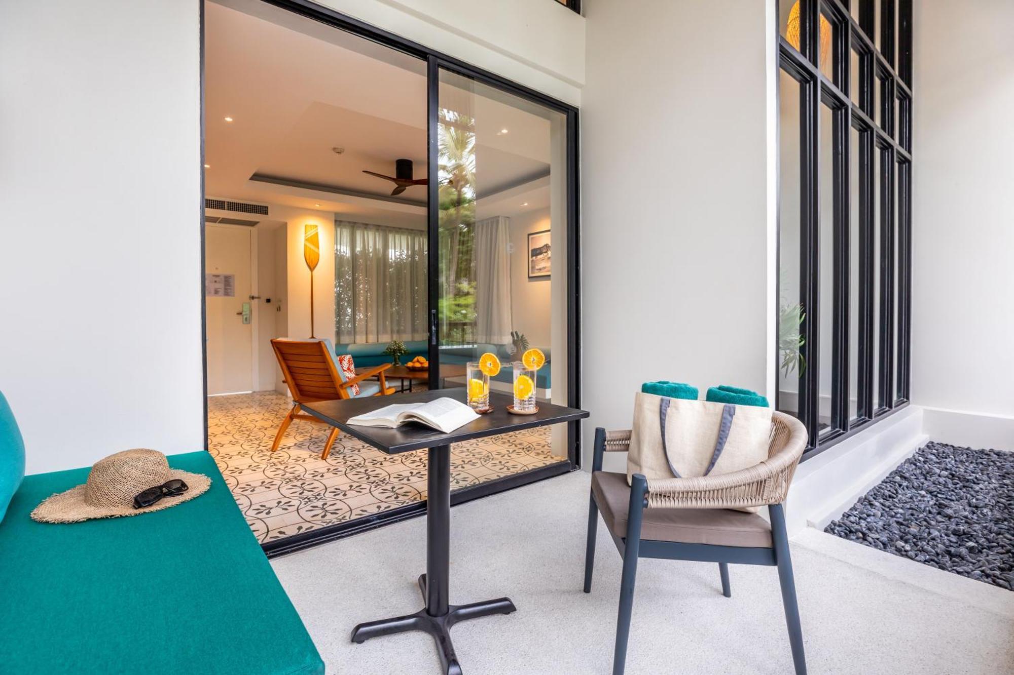 Outrigger Surin Beach Resort - Sha Extra Plus Ruang foto A balcony in a hotel room