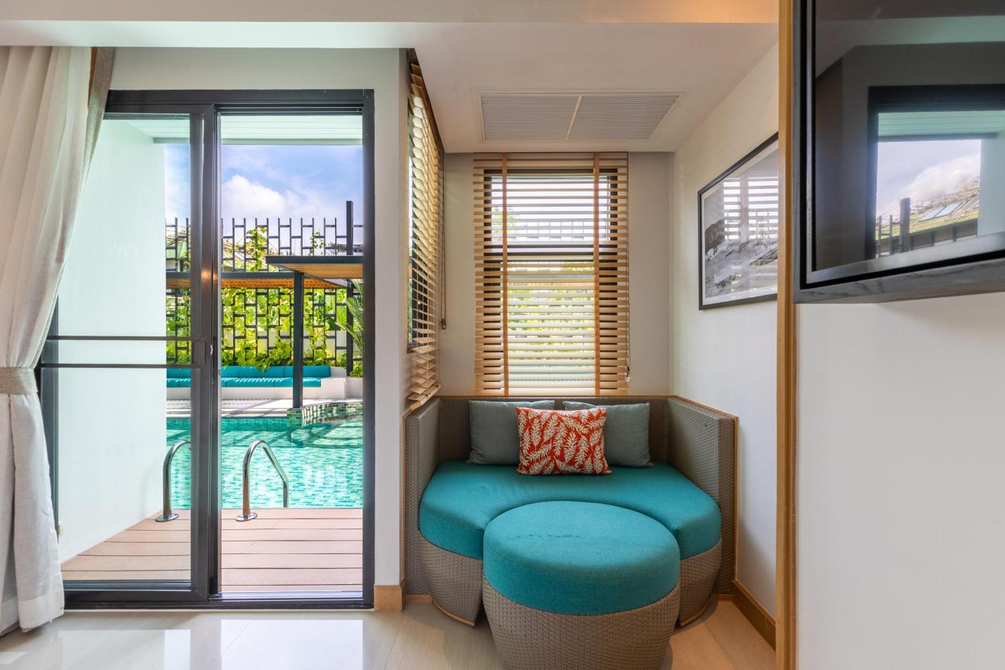 Outrigger Surin Beach Resort - Sha Extra Plus Ruang foto A room at the hotel