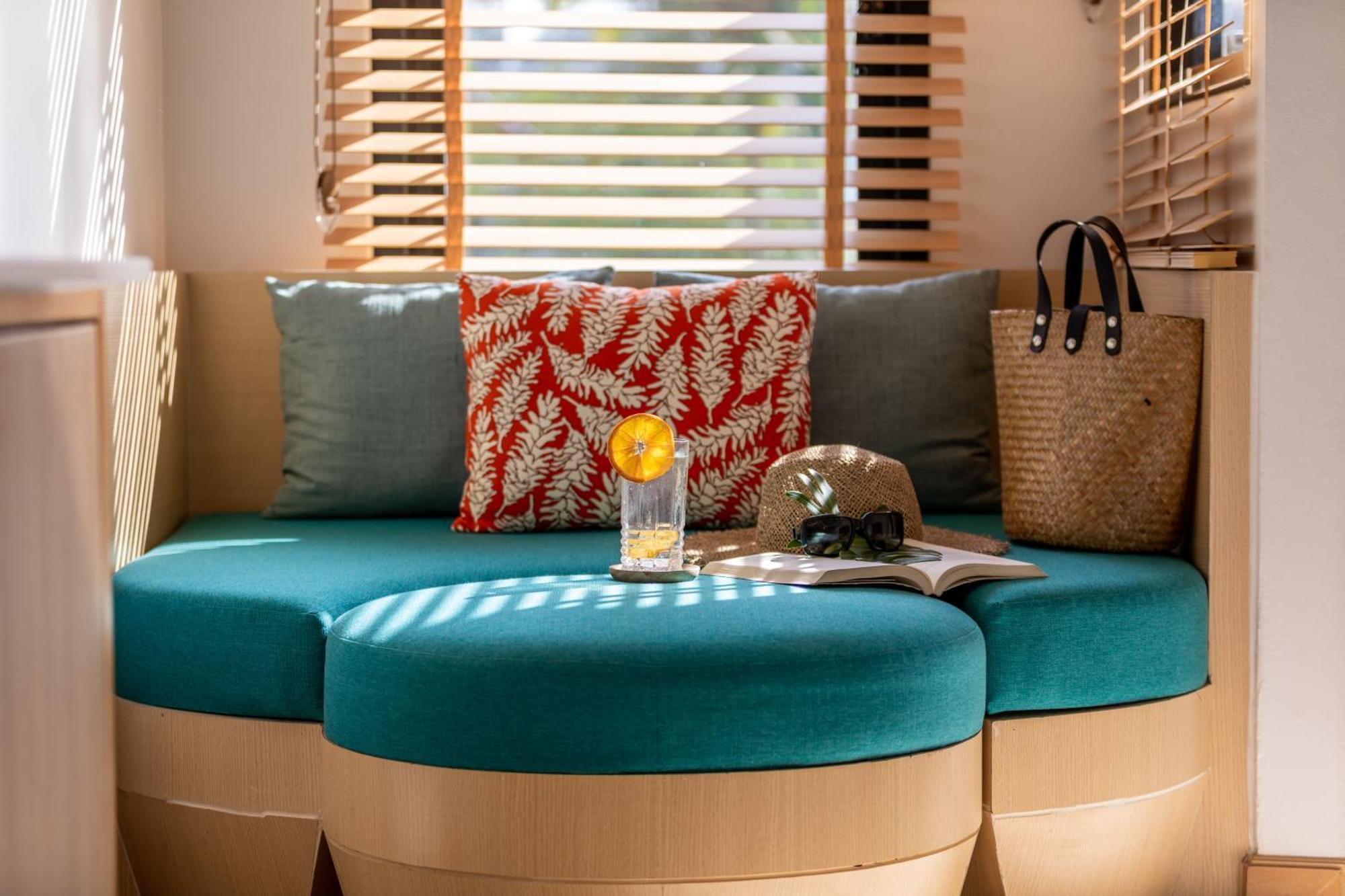 Outrigger Surin Beach Resort - Sha Extra Plus Ruang foto Interior of a mobile home